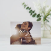 ホワイト私たちはスクリプトエレガントな結婚式の写真 ポストカード (スタンド正面)