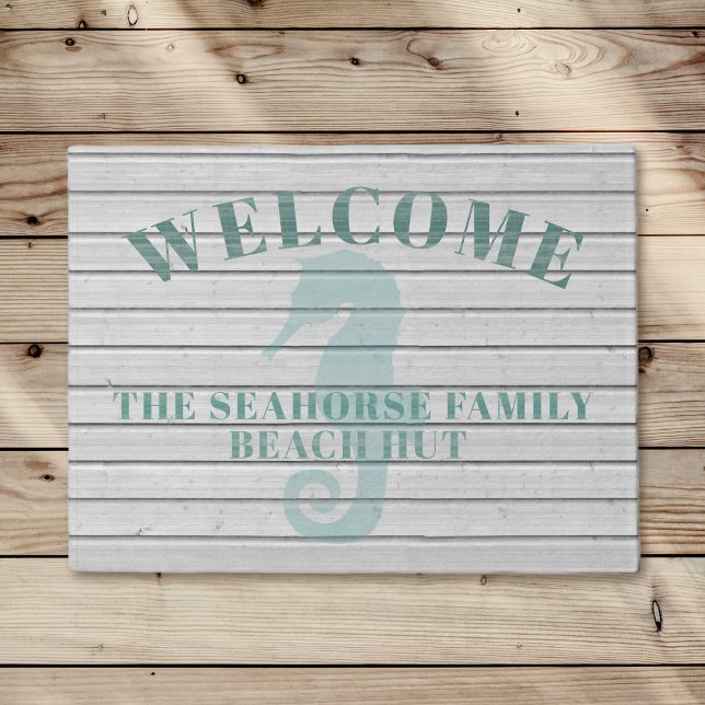 ホワイト素朴ワッシュシーホースビーチハットドアマット ドアマット (Welcome to your seahorse beach hut doormat with your family name)