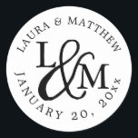 ホワイト結婚モノグラム ラウンドシール<br><div class="desc">の機能結婚あなたのイニシャルは、装飾的なスクリプトのアンパサンドで結合されたモノグラムデザインに働いた。あなたの名前結婚と日付は白いレタリングで表示され、外側に曲のまわりにがった。</div>