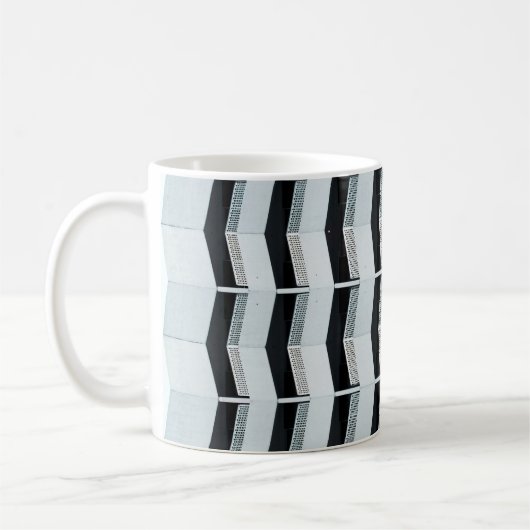 ホワイト絵を描建物 コーヒーマグカップ (左)