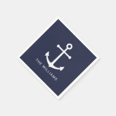 ホワイト航海のいかりと名前をカスタムするオンネイビーブルー スタンダードカクテルナプキン (角)