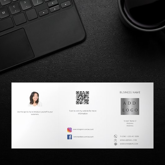 ホワイト黒写真ロゴQRコード事業パンフレット 三つ折りカード
