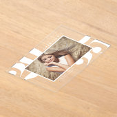 ホワイト2025はっきりしたタイポグラフィ写真卒業 アクリル招待状 (レイダウン)