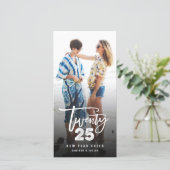 ホワイト2025ブラシ仕上げミックスタイポグラフィ新年写真 シーズンカード (スタンド正面)