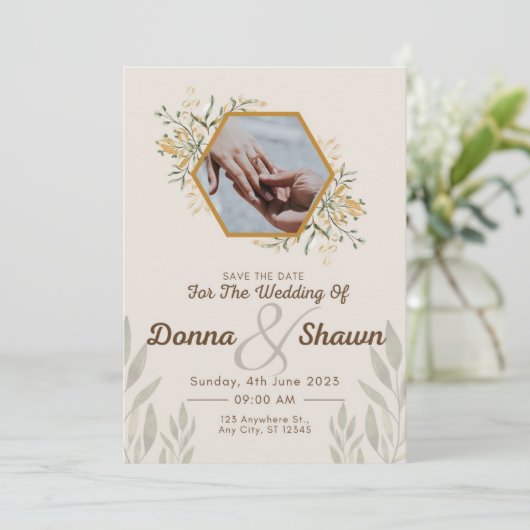 ホワイト イエロー モダン,カップルと結婚指輪 招待状 (スタンド正面)