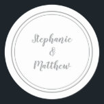 ホワイト&グレー結婚ミニマルの新郎新婦のお願い ラウンドシール<br><div class="desc">ミニマルシンプルリストでシックなデザイン結婚は、シックな白い背景にアルティメットグレーの二重枠のデザインに新郎新婦の名縁ど前と新郎の名前を付けモダンて、シックなグレー。そのモダンデザインはシンプルシックで。名前結婚をトレンディーのグレーのスクリプトでパーソナライズの詳細。このページのコレクションリンクを参照して、一致するすべてのアイテムを表示する質問やの要カスタム求はinvitationsuites@gmail.comに送りなさい。</div>