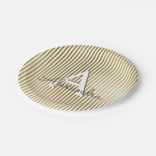 ホワイト&ゴールドフォイルストライプのモノグラム誕生日 ペーパープレート (アングル)