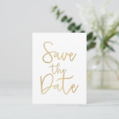 ホワイト＆ゴールド SAVE THE DATE モダン スクリプト ポストカード (スタンド正面)