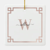 ホワイト&バラ金ゴールドピンクギリシャ鍵 モノグラムの セラミックオーナメント (裏面)