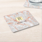 ホワイト&バラ金ゴールド大理石金ゴールドボックス、名前&モノグラム スクエアペーパーコースター (アングル)