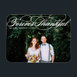 ホワイト・フォーエバーエレガントス感謝の結婚台本 マグネット<br><div class="desc">祝感謝していカスタマイズ可能な写真で愛と感謝の意を結婚表現できる！このユニーク記念の品は、愛する人に特別な日を思い出させ表現るのに最適ですが、思い出に感謝してい残る方法で。スクリプトエレガントを備え、結婚式や卒業式など様々なイベントに最適。この写真結婚のマ感謝していグネットは他の色やカードストックで利用できる。感謝のノートを写真のパーソナライズされたあなたのマ結婚グネットと思い出感謝していせるよ。今日あなたの愛する人々に冷蔵庫のために到達するたびに特別な日の喜びを覚えさせなさい！</div>