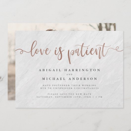 ホワイト マーブル & ローズゴールド スクリプト 愛は忍耐強い 招待状 (正面/裏面)