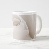 ホワイト·ローズ·花びら ジャンボコーヒーマグカップ (正面右)