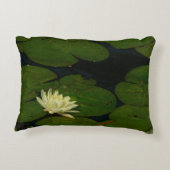 ホワイト《植物》スイレンI平和花の写真 アクセントクッション (裏面)