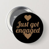 ホワイト&金ゴールドスクリプトのジャストボ婚約したタン 缶バッジ (正面&裏面)