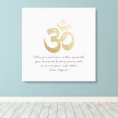 ホワイト&金ゴールドOMシンボルYOGA瞑想インストラクター キャンバスプリント (インサイチュ (ウッドフロア))