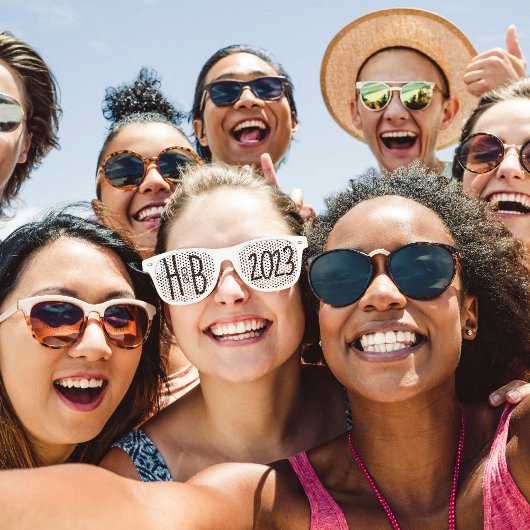 ホワイト「Put These on and Pose」の写真結婚トレンド レトロサングラス