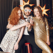 ホワイト「Put These on and Pose」の写真結婚トレンド レトロサングラス