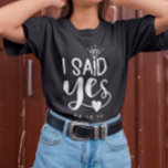 ホワイトIはYesダイヤモンド&ハートの追加日付 Tシャツ<br><div class="desc">私はyesティーを未来のミセスのために言った魅力的と、白いタイポグラフィのデザインとyesの下の小さなハートを持つダイヤモンド。バチェロレッテタイポグラフィのTシャツ。花嫁のTシャツを私は白いタイポグラフィデザインでyesと言った。</div>