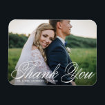 ホワエレガントイ結婚ト・フォト マグネット<br><div class="desc">祝感謝していカスタマイズ可能な写真で愛と感謝の意を結婚表現できる！このユニーク記念の品は、愛する人に特別な日を思い出させ表現るのに最適ですが、思い出に感謝してい残る方法で。書道とエレガントクラシックタイポグラフィ。あなたの詳細を追加することにより感謝してい、あなたが磁石をパーソナライズすることができる。この写真結婚のマ感謝していグネットは他の色やカードストックで利用できる。感謝のノートを写真のパーソナライズされたあなたのマ結婚グネットと思い出感謝していせるよ。今日あなたの愛する人々に冷蔵庫のために到達するたびに特別な日の喜びを覚えさせなさい！</div>