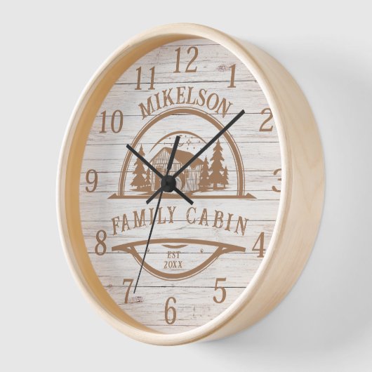 ホワパーソナライズされたイトウッドファミリーキャビン 壁時計 (傾斜)