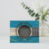 ホンジュラス国旗を持つオールドアコースティックギター ポストカード (スタンド正面)