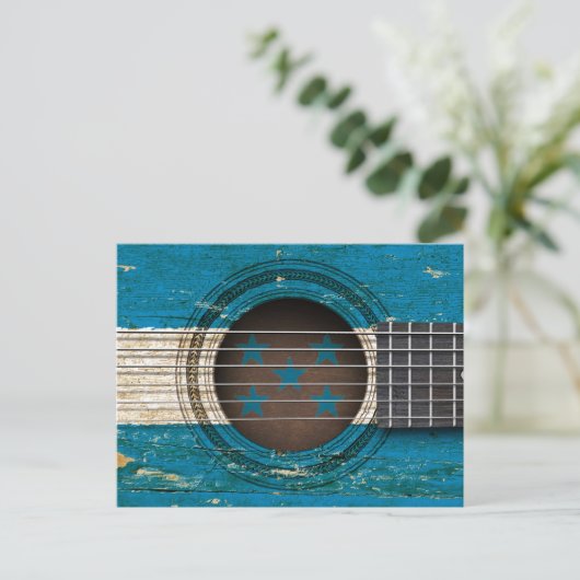 ホンジュラス国旗を持つオールドアコースティックギター ポストカード (スタンド正面)