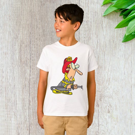 ホースおもしろい緊急応答機付き消防士 Tシャツ