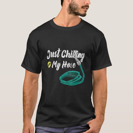 ホースとくつろぐガーデニング趣味の園芸家 Tシャツ (正面)