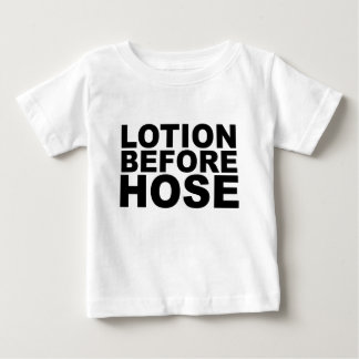 ホースの前のローション熱狂するシャツの口または帽子 ベビーTシャツ