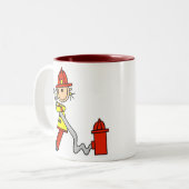 ホースのTシャツおよびギフトを持つメスの消防士 ツートーンマグカップ (正面左)