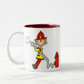 ホースのTシャツおよびギフトを持つメスの消防士 ツートーンマグカップ (左)