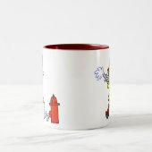 ホースのTシャツおよびギフトを持つメスの消防士 ツートーンマグカップ (中央)