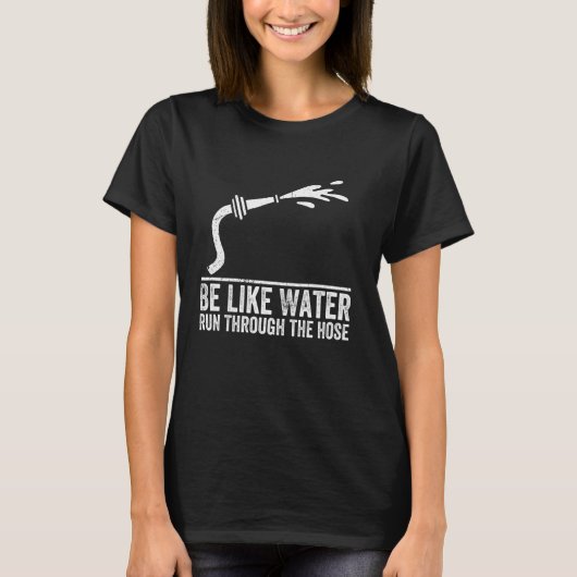 ホースを通走る水はWとおもしろい似ている Tシャツ (正面)