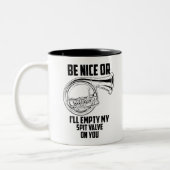 ホーフランスのン唾バルブかわいいトランペットミュージシャンおもしろい ツートーンマグカップ (左)