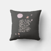 ホープ引用文 – 紫とピンクの月と星 クッション (裏面)