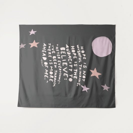 ホープ引用文 – 紫とピンクの月と星 タペストリー (正面(横))