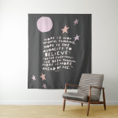 ホープ引用文 – 紫とピンクの月と星 タペストリー (インサイチュ)