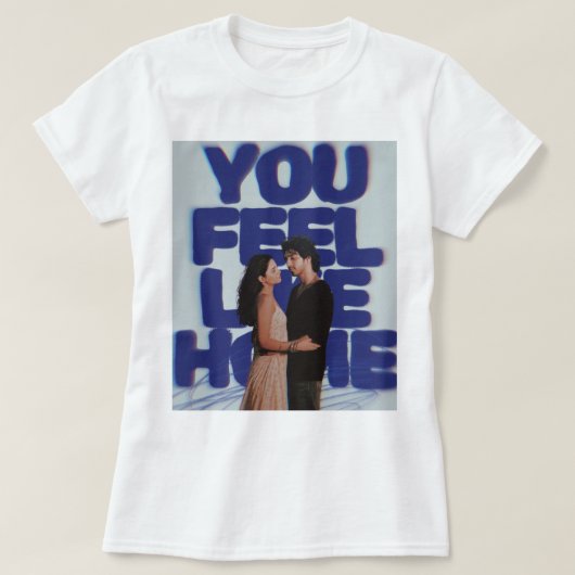 ホームにいるような感覚 - ふたりの美意識ポスター Tシャツ (デザイン正面)