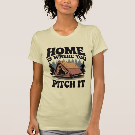 ホームは森の中で投球する – キャンプ Tシャツ (正面)