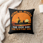 ホームは犬とカヤックがいる場所 クッション (ブランケット)
