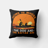 ホームは犬とカヤックがいる場所 クッション (裏面)