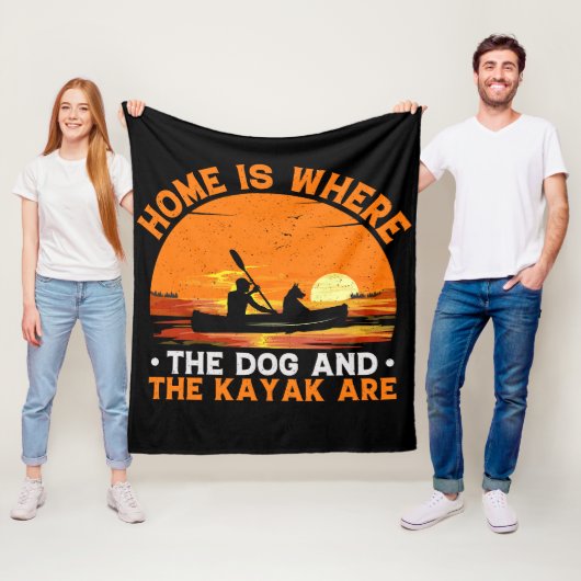 ホームは犬とカヤックがいる場所 フリースブランケット (インサイチュ)