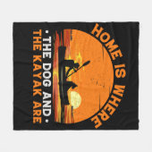 ホームは犬とカヤックがいる場所 フリースブランケット (正面(横))