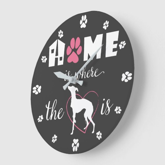 ホームは、ここでイギー犬はおもしろい引用文ホワイト文字 ラージ壁時計 (傾斜)