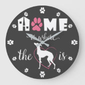 ホームは、ここでイギー犬はおもしろい引用文ホワイト文字 ラージ壁時計 (正面)