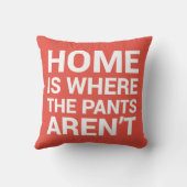 ホームは、ズボンが赤い枕ではないおもしろい場所である クッション (裏面)