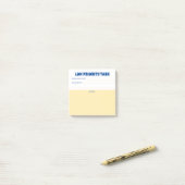 ホームオフィスの従業員の優先度の低いタスクのアラーム ポストイット (デスク上)