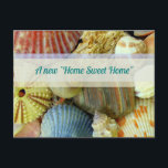 ホームスイーツビーチホームシーシェルムービングポストカード 案内ポストカード<br><div class="desc">ビーチに移動し、新しいアドレスのポストカーカスタムドの文字。フロントかわいらしに「ホーム甘いホーム」文字を持つ熱帯シーシェル写真。赤カラフル、青、茶色、クリーム、オレンジのビーチシェルは、質感の興味深いグループを作る。</div>