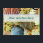ホームスイーツビーチホームシーシェルムービングポストカード 案内ポストカード<br><div class="desc">ビーチに移動し、新しいアドレスのポストカーカスタムドの文字。フロントかわいらしに「ホーム甘いホーム」文字を持つ熱帯シーシェル写真。赤カラフル、青、茶色、クリーム、オレンジのビーチシェルは、質感の興味深いグループを作る。</div>